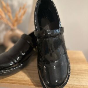 BOC size 9.5 patent leather Peggy nurse shoes clogs